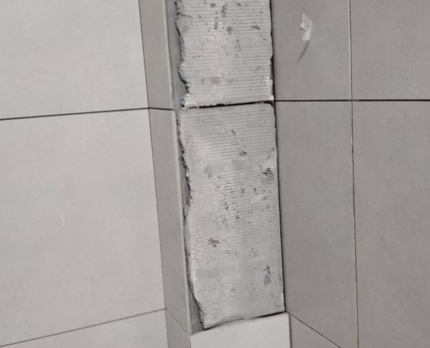 长春市瓷砖空鼓维修公司分享下瓷砖施工前基层浇水润湿程度不足，可能导致以下问题